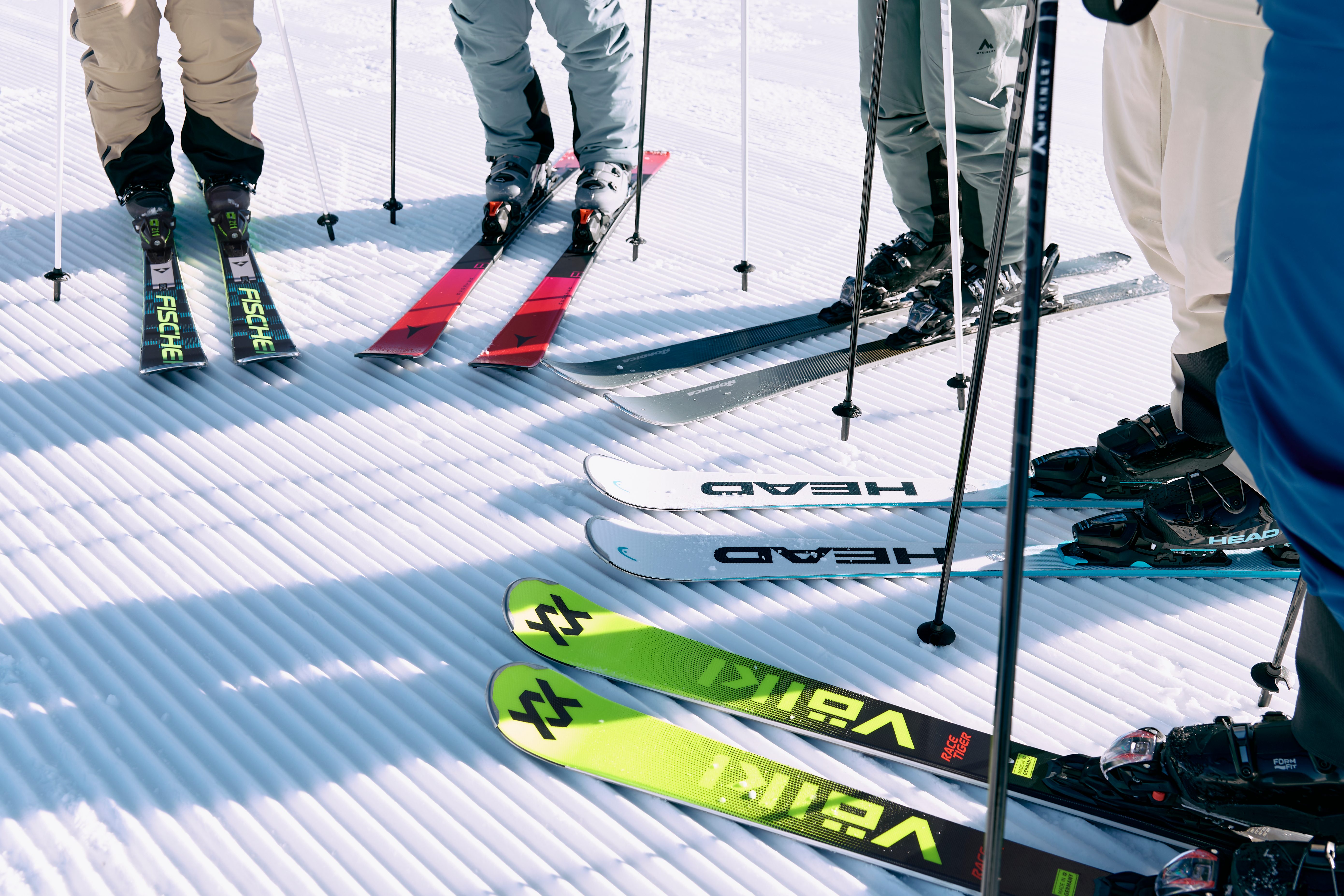 Skifahrer-Crew mit Helm, Brille, Outfit und Skiern aus dem INTERSPORT Standort Dorfzentrum Kappl