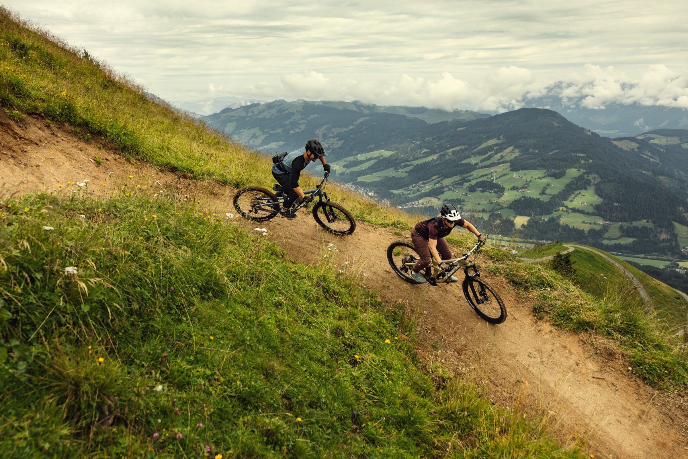 Zwei Mountainbiker auf Singletrail mit Bergpanorama im Paznaun