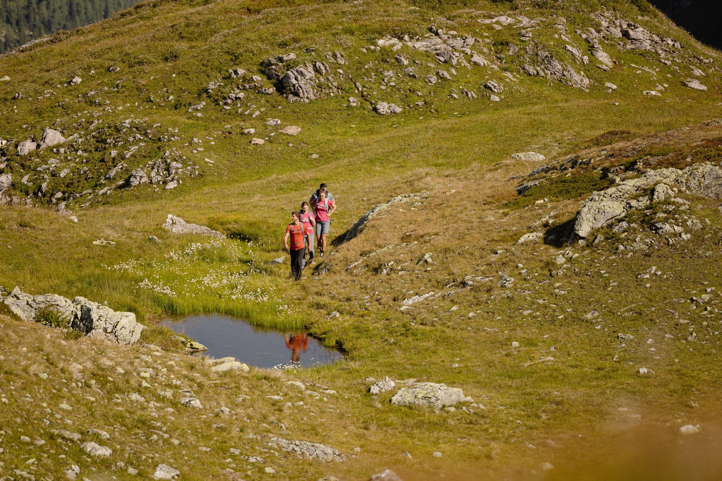 Zwei Wanderer an einem Bergsee in den Bergen über Kappl im Paznaun