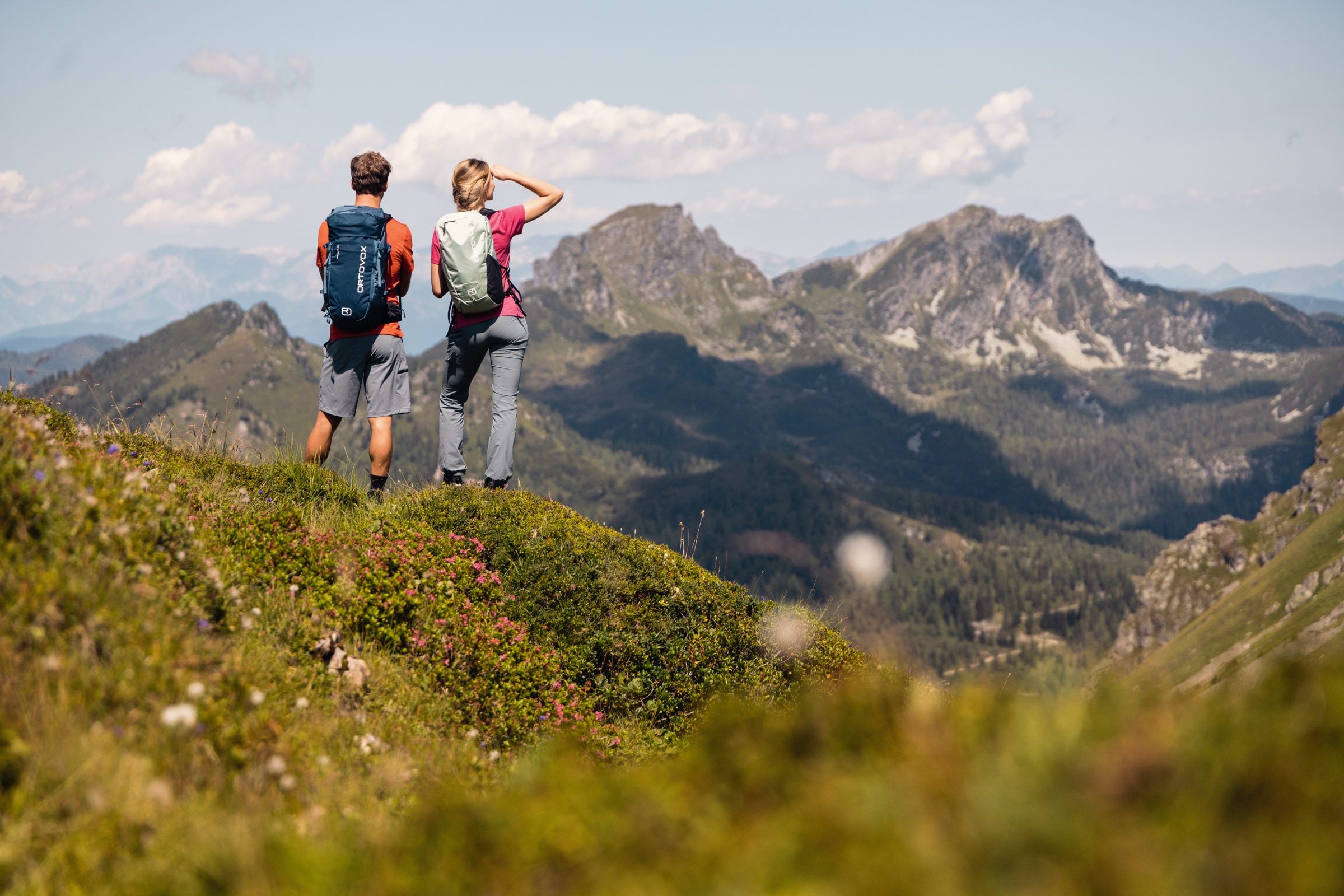 Zwei Wanderer am Grat über Kappl mit Blick auf das Paznauner Bergpanorama