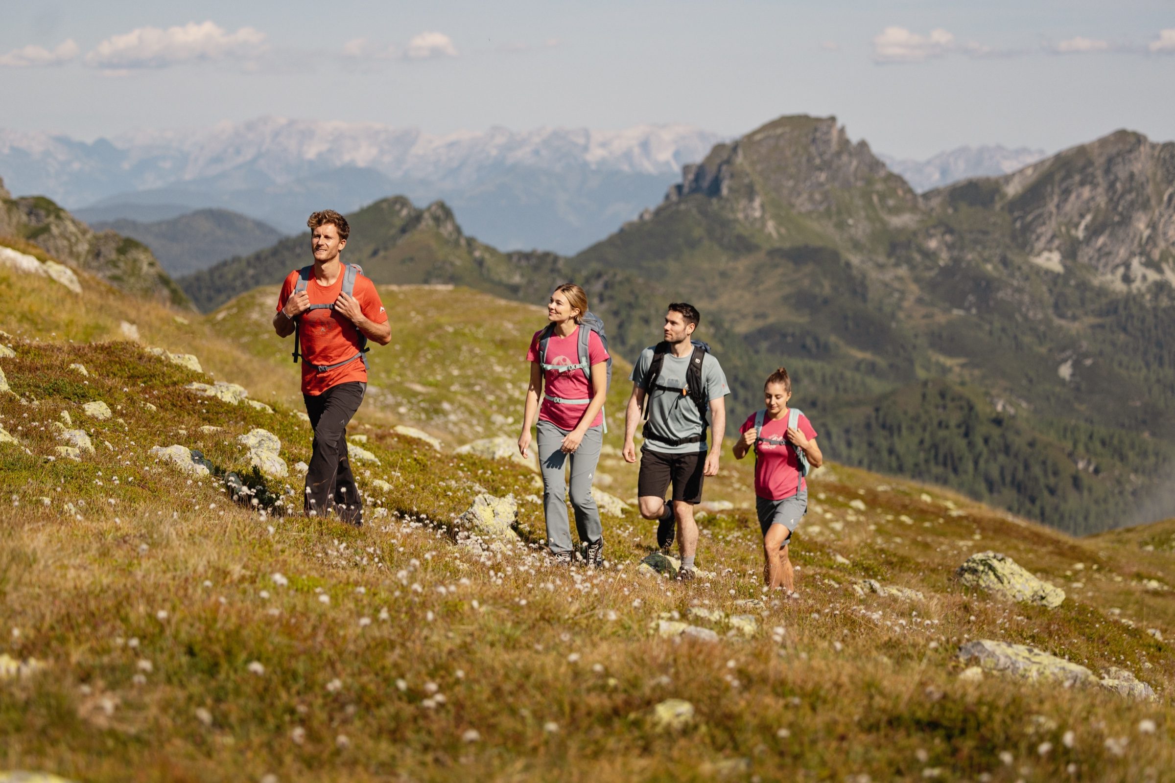 Drei Wanderer am Grat über Kappl mit weitem Blick auf das Paznauner Bergpanorama