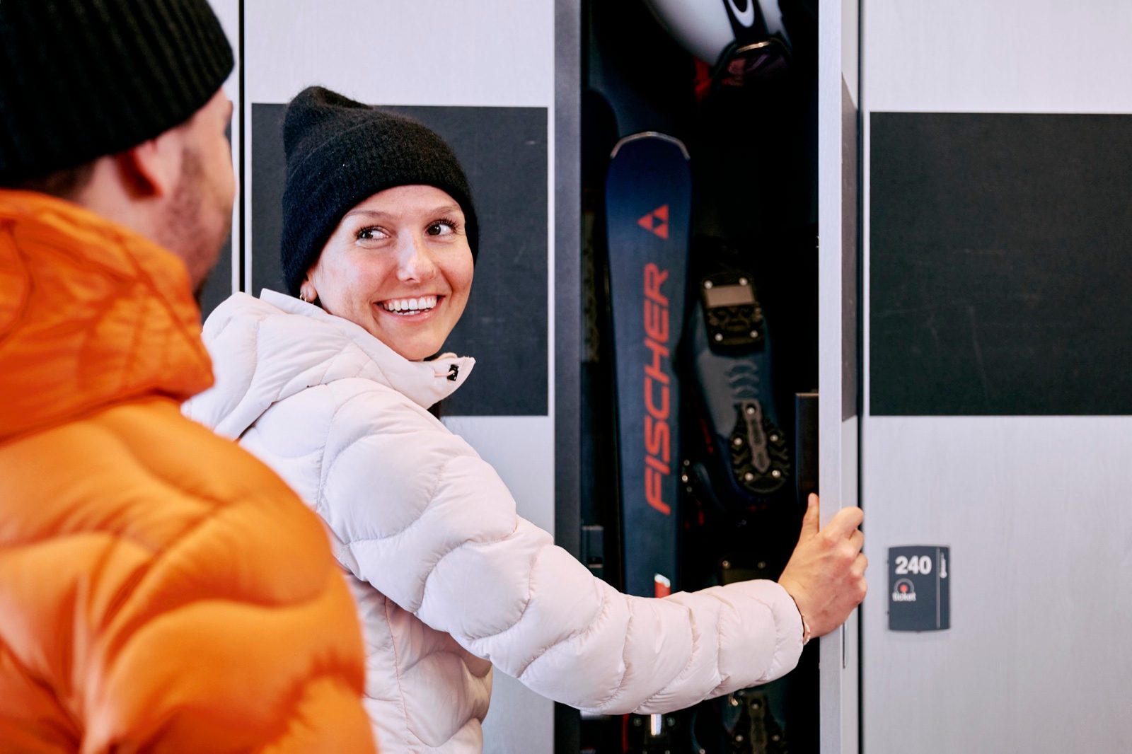 Eine Kundin öffnet ihr Skidepot-Schließfach im Shop neben der Talstation Diasbahn in Kappl