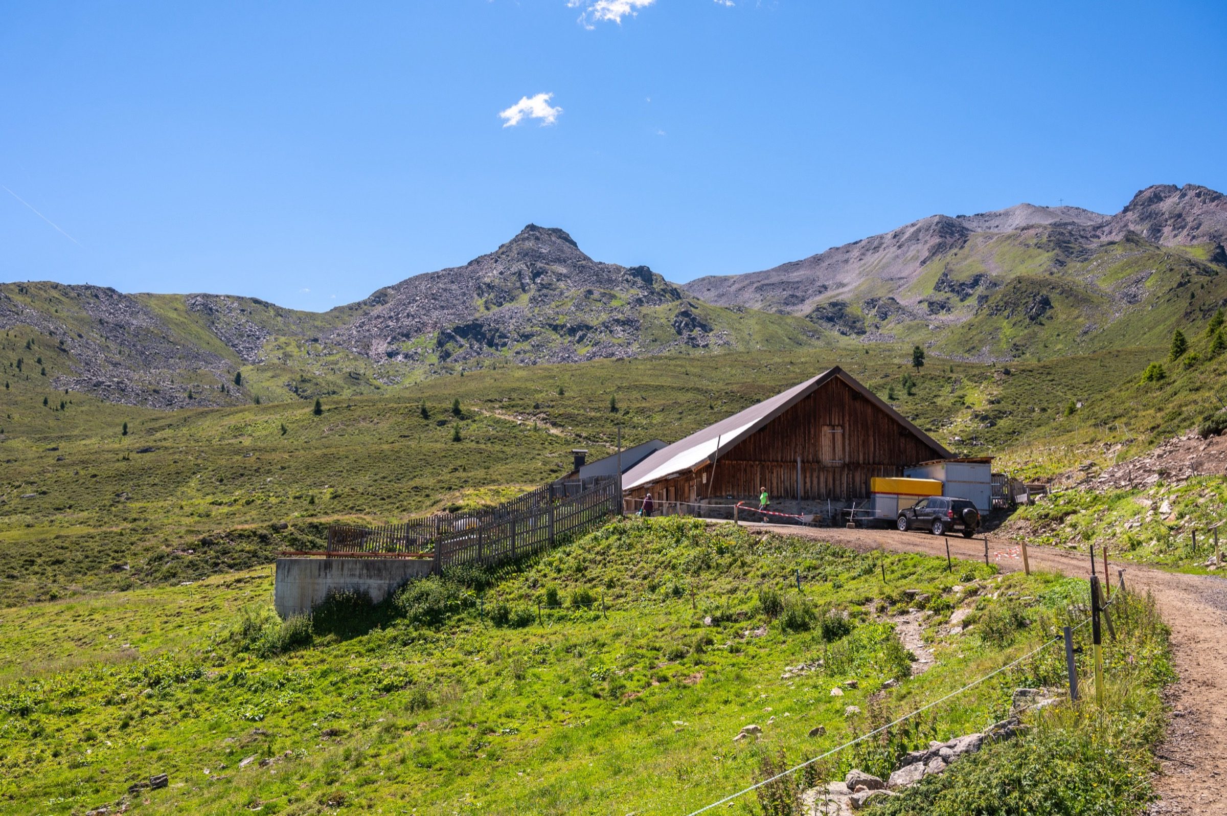 Die Gamperthun-Alpe über Kappl im Sommer — Stadel an einem Schotterweg vor den Paznauner Gipfeln