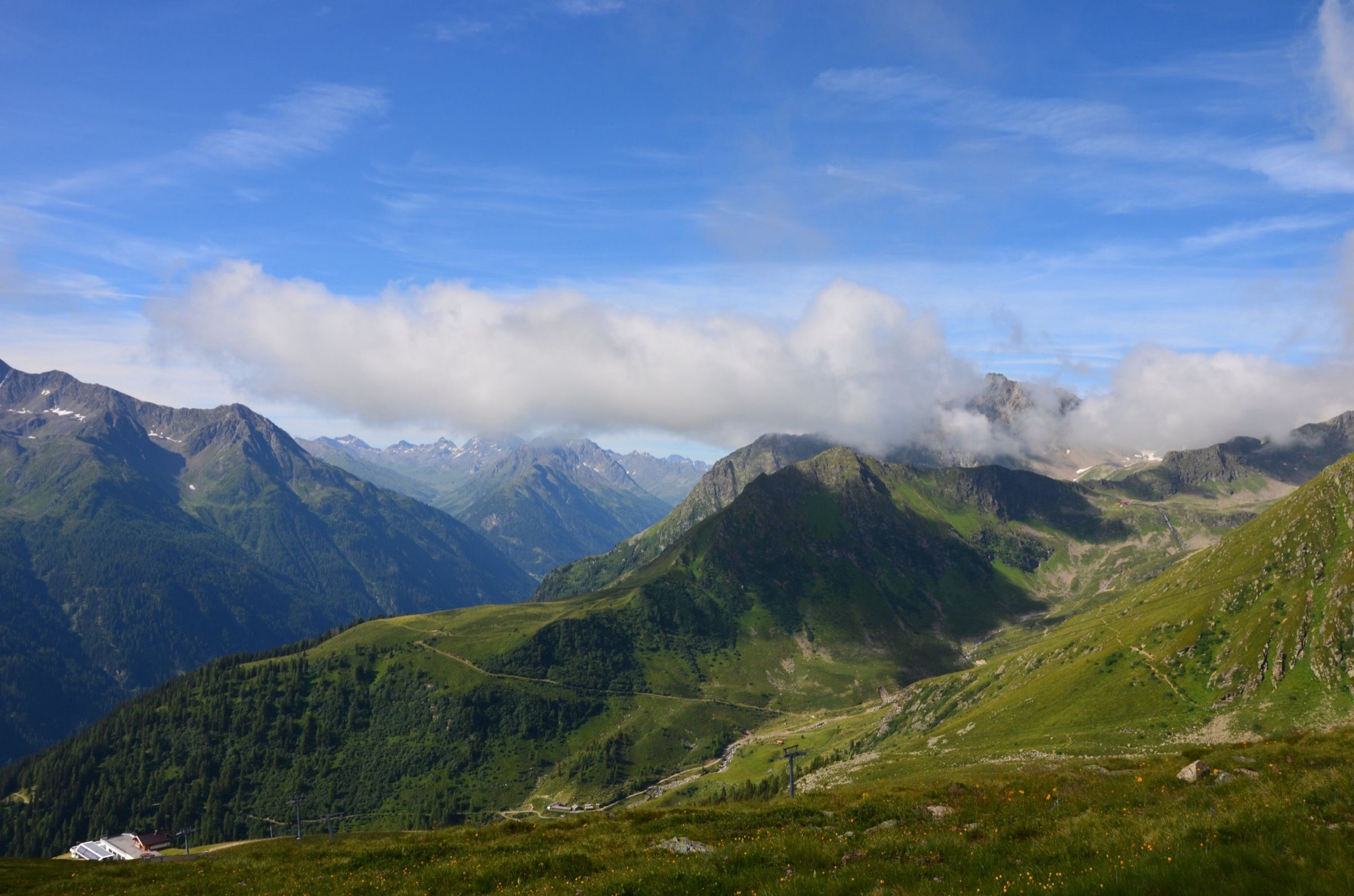 Bergpanorama über Kappl im Sommer — grüne Grate, Wolken über den Paznauner Gipfeln