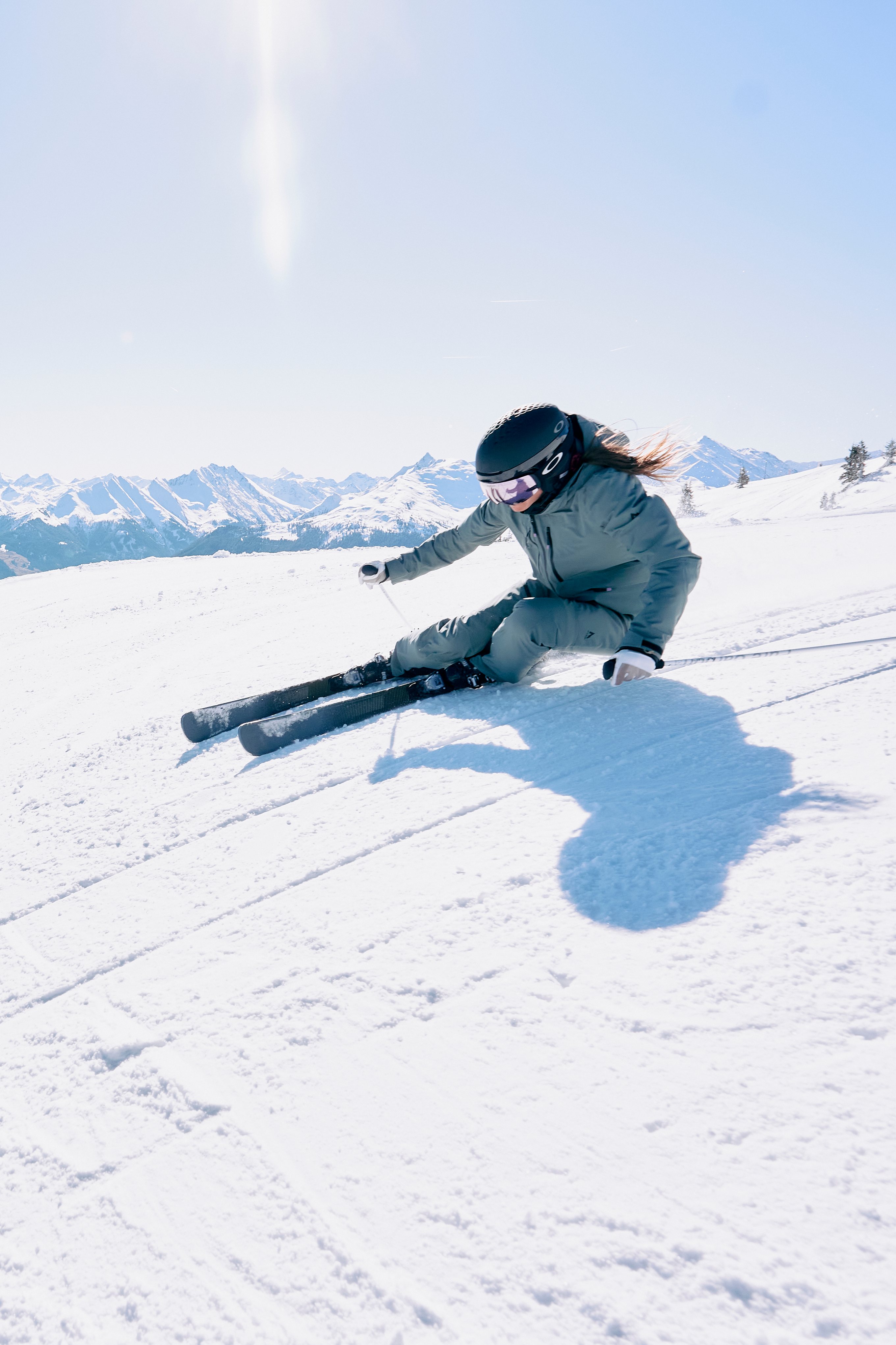 Vier Wintergäste mit Premium-Skiausrüstung im Bergpanorama — Kappl, Paznaun