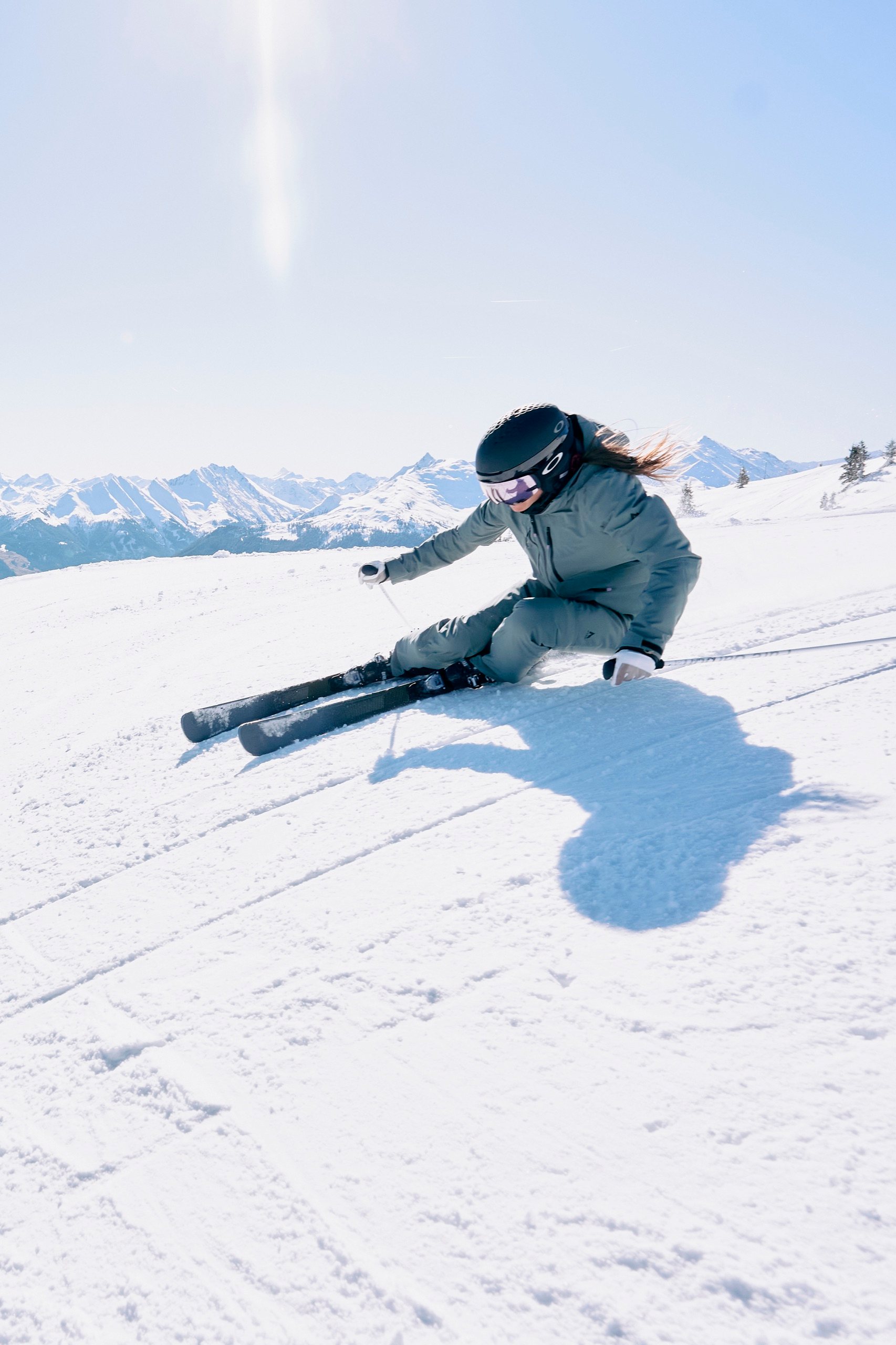 Vier Wintergäste mit Premium-Skiausrüstung im Bergpanorama — Kappl, Paznaun